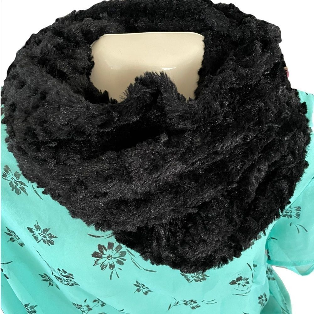 BEAUTIFUL FAUX FUR BLACK INFINITY SCARF